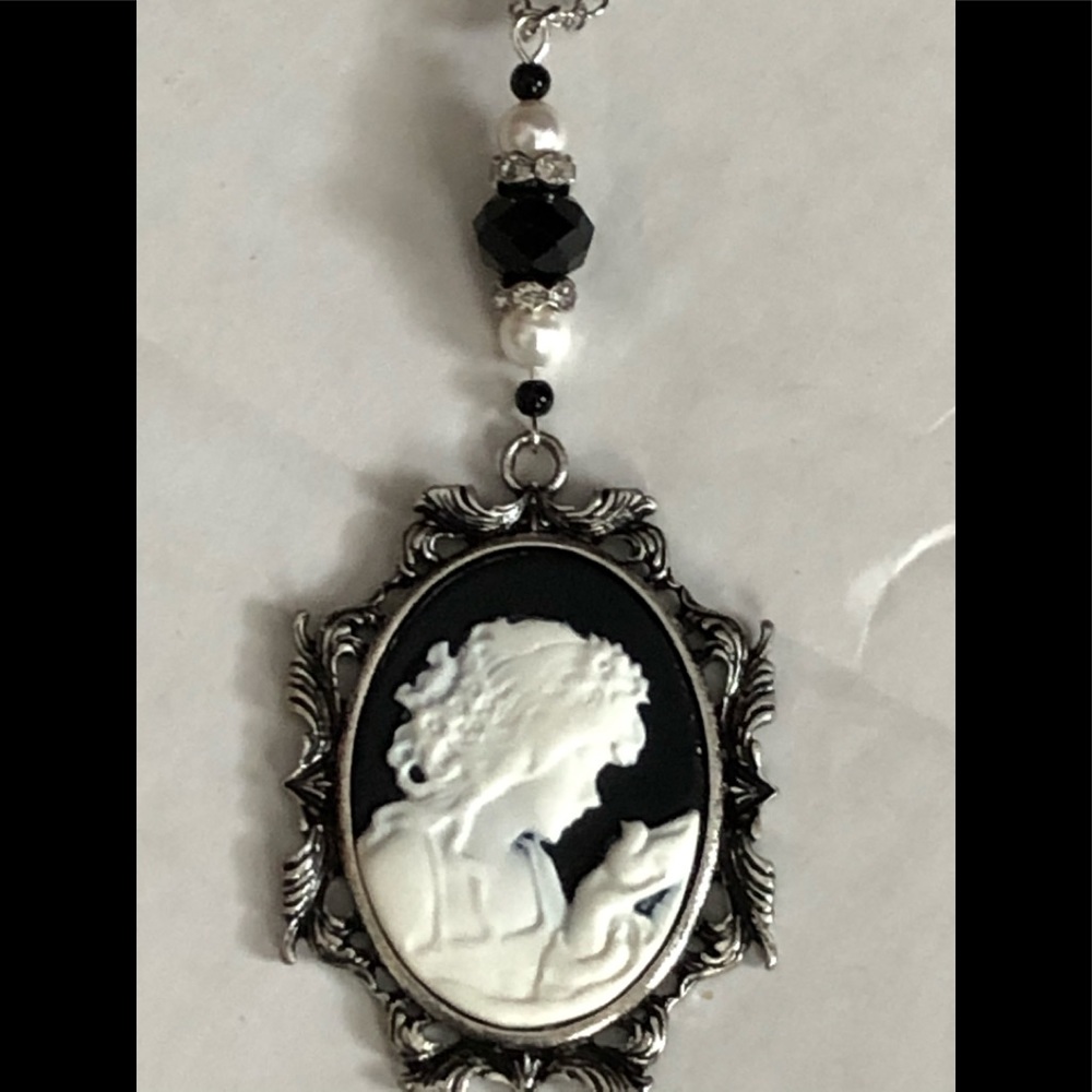 LAST ONE! Gorgeous Vintage Look Cameo Necklace - Picture 5 of 5